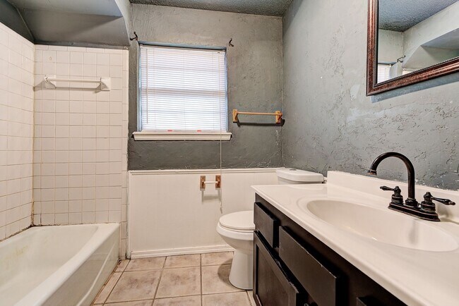 Building Photo - Updated Edmond Home with Newer Flooring