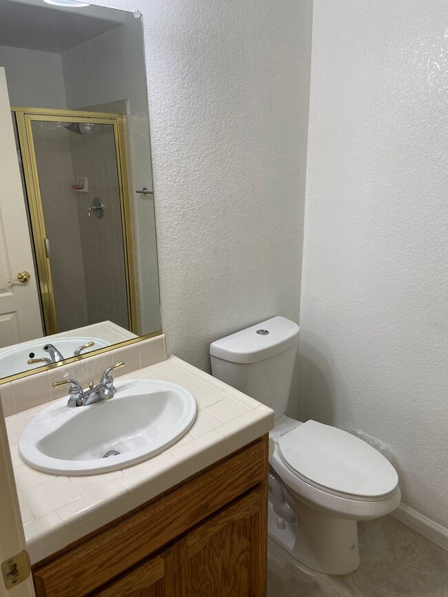 Building Photo - Large 4 bdrm 3 bath in Broadstone
