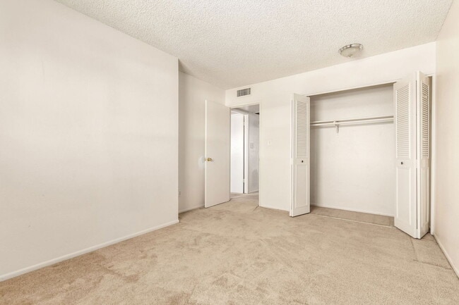 Building Photo - 5742 N 43rd Dr