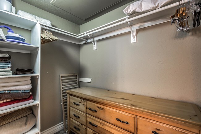 Building Photo - 230 E Flamingo Rd