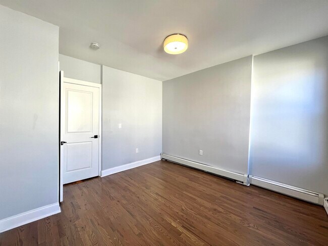 Building Photo - 484 Mercer St