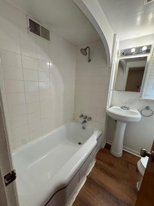 Building Photo - Cute 3 Bedroom 2 Bath in Lakewood!