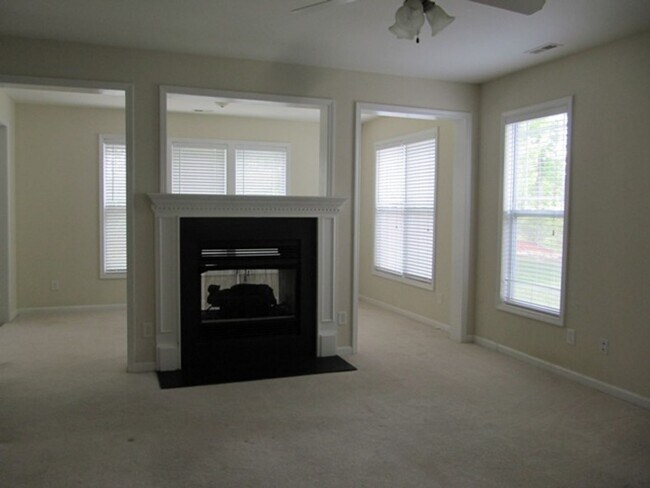 Building Photo - One Month Free Rent ! Discover your new ha...