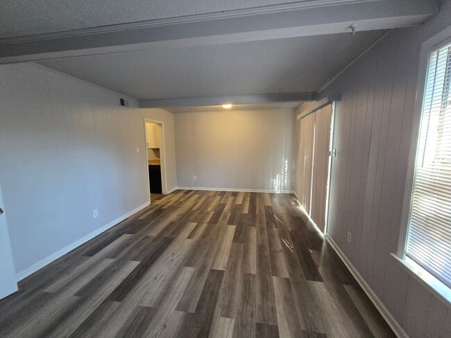 Building Photo - Beautiful Townhome Ready for Immediate Move In