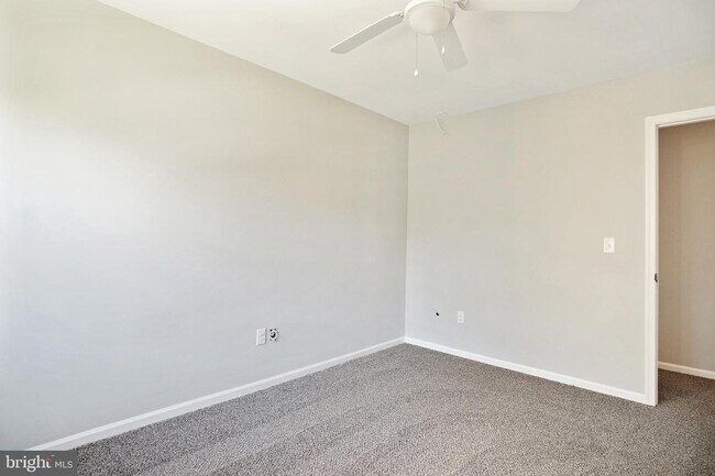 Building Photo - 307 Meeting House Ln