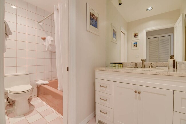 Building Photo - 8 Floral Ave