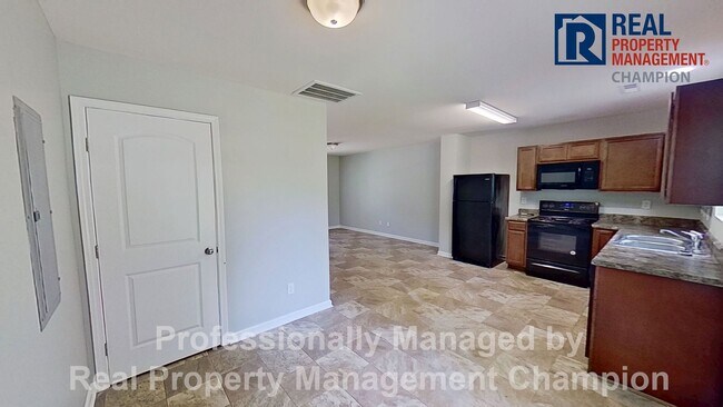 Building Photo - 3 BD/1.5 BA Home with Fresh Paint and New Carpet!