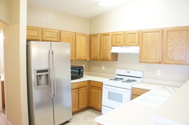Building Photo - WONDERFUL 2 BEDROOM TOWNHOUSE IN GATED COM...