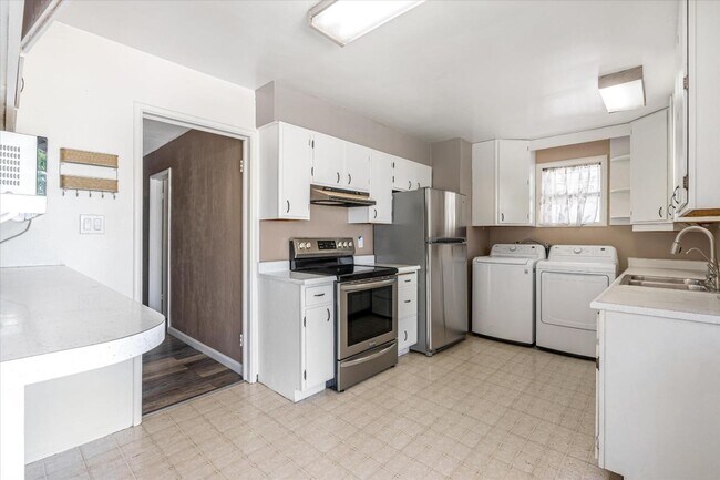 Building Photo - 2036 Center Rd