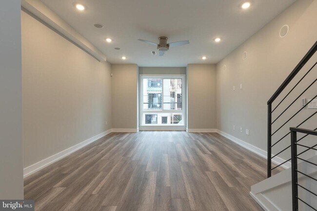 Building Photo - 143 W Huntingdon St