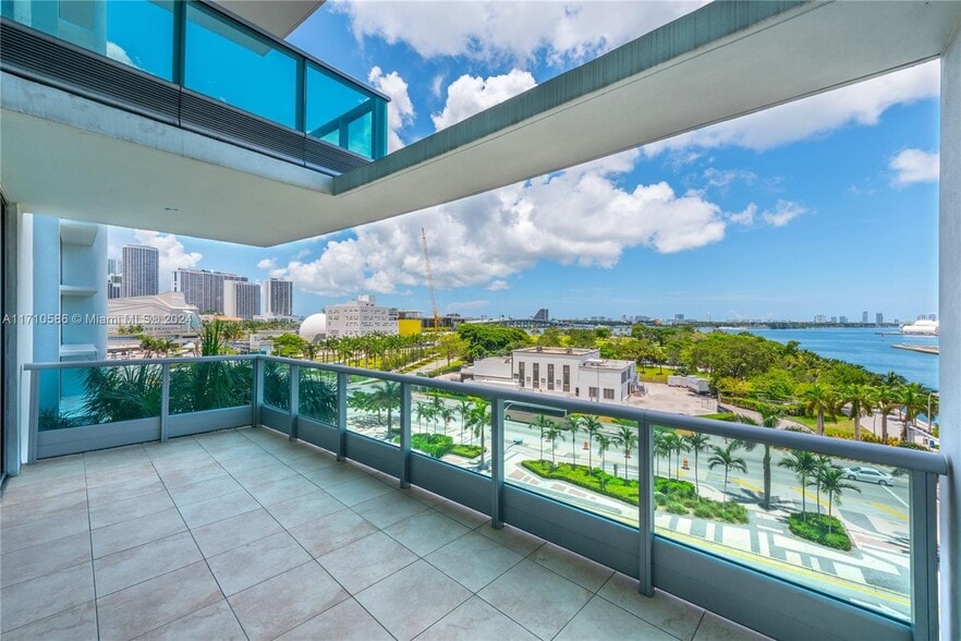 Building Photo - 900 Biscayne