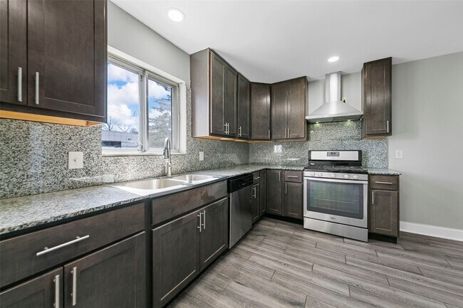 Building Photo - 1308 Havenhurst Rd