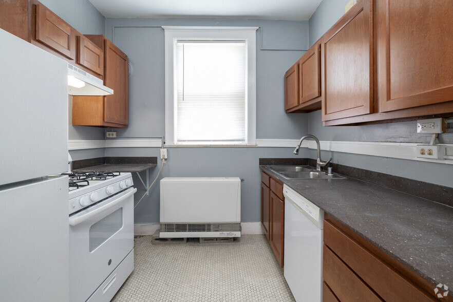 1BR, 1BA - 900SF Kitchen - Cavalier Apartments