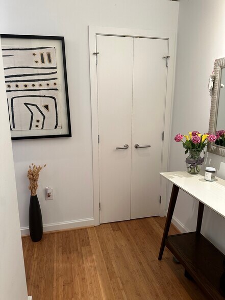 Entryway - 1390 V St NW