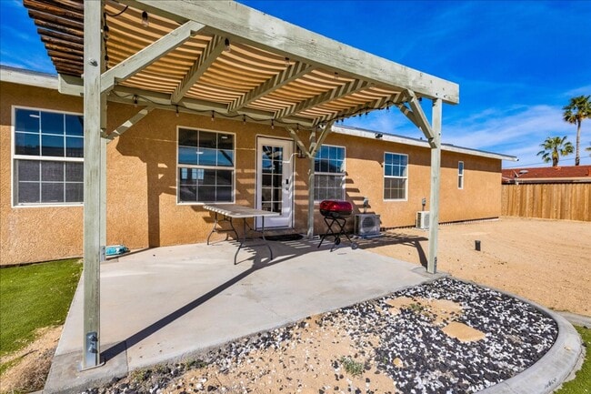 Building Photo - 29 Palms home in great neighborhood!