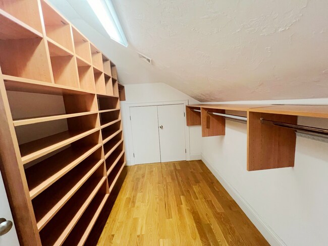 Building Photo - AVAILABLE NOW! Elegant 3-Bed Condo in Prim...
