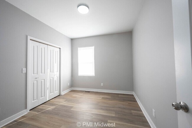 Building Photo - "Spacious 3-Bedroom Duplex with Granite Charm in Indianapolis – 1250 Sq Ft of Modern Living!"