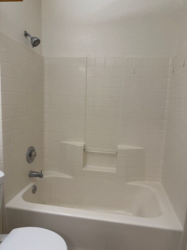 Building Photo - For Rent: 3 bedroom 2 bath
