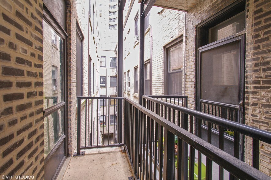 Building Photo - 630 W Waveland Ave