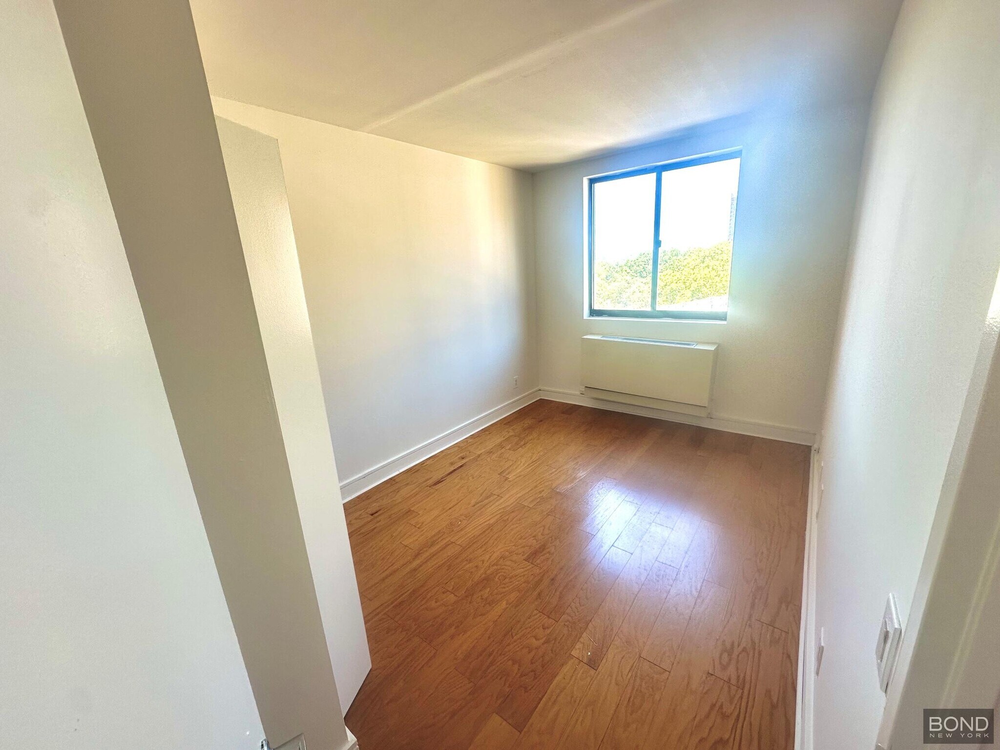 Building Photo - 323 W 96th St