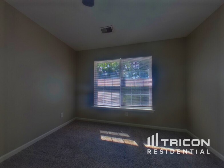 Building Photo - 621 Staffwood Dr