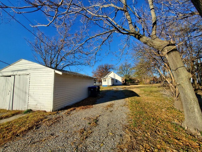 Building Photo - Great Central location home!  - Nice home with appliances. Close to Washburn University