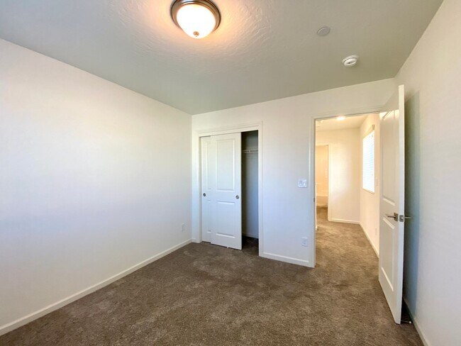 Building Photo - $2,195, 3 Bedroom In Gated Community with ...
