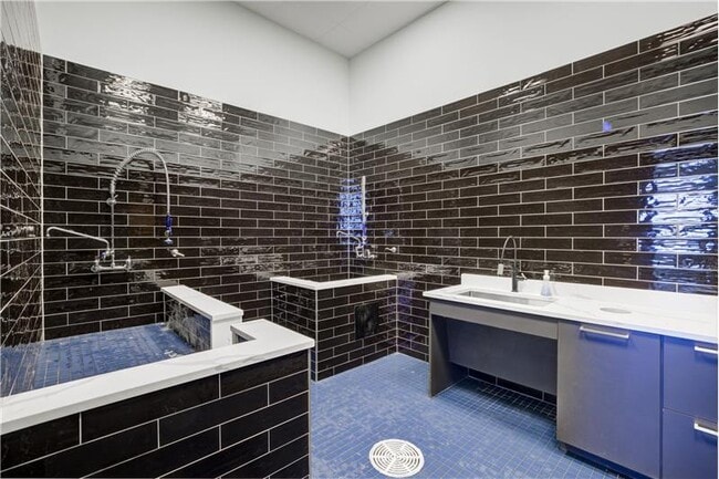 Building Photo - 702 E 11th St