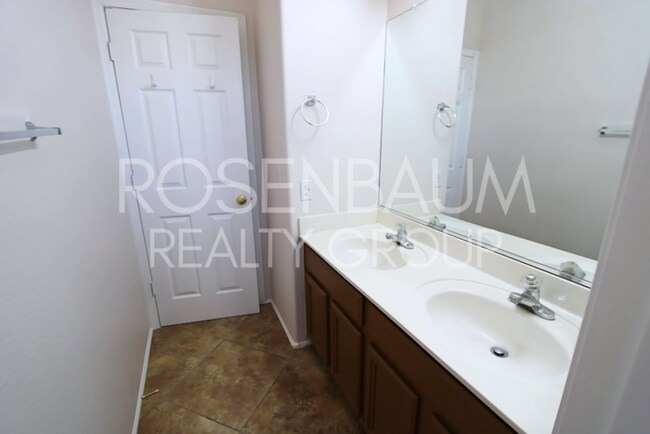 Building Photo - 5-beds, 3-baths Waterfront home in Gilbert...