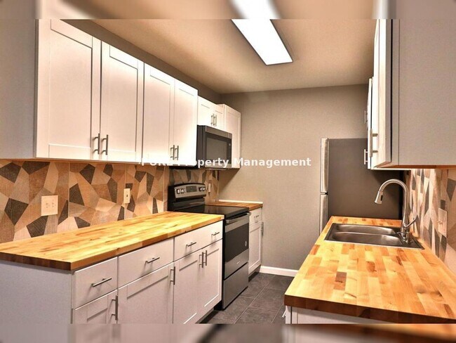 Building Photo - 3 Bedroom 2 Bath Condo in Golden