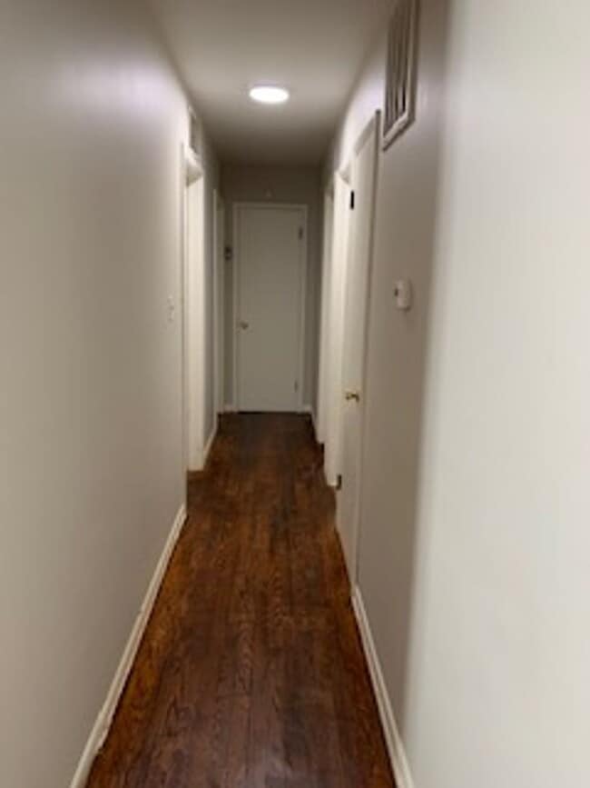 Building Photo - Three Bedroom Home Located Near Burdsal Pkwy and Riverside Dr