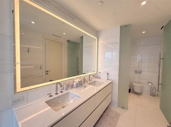 Building Photo - 300 Biscayne Blvd Way