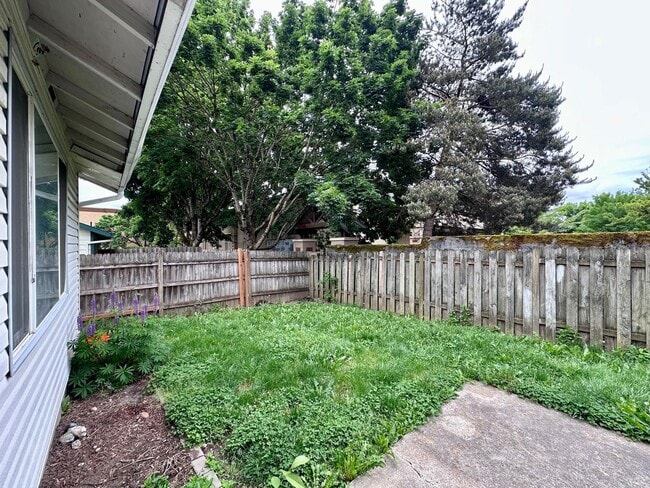 Building Photo - Adorable and Spacious!! Troutdale Duplex in Cul-de-sac!!
