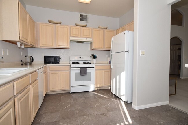 Building Photo - Specious 2-Bed / 2-Bath Condo at Desert Pi...