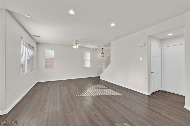 Building Photo - 10635 Seasonable Dr