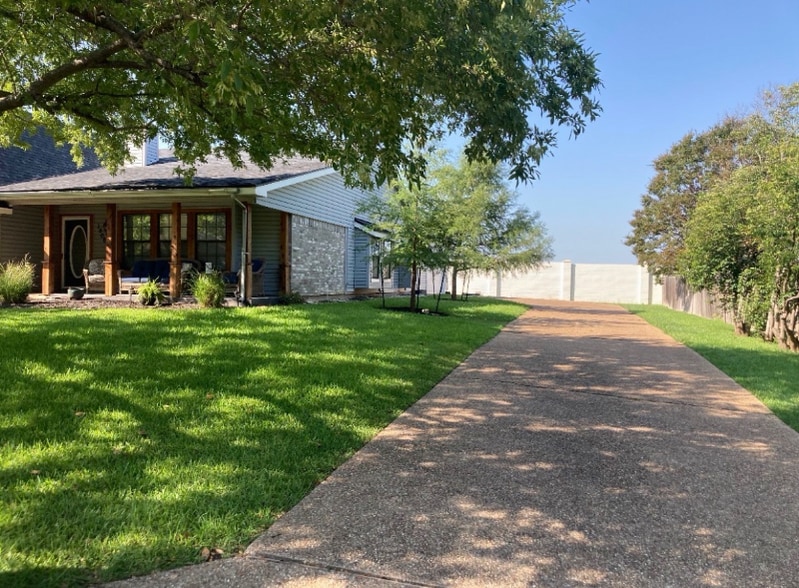 Building Photo - 1506 Oak Hollow Dr