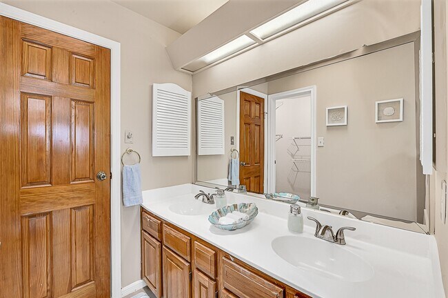 Building Photo - 208 Seawall Blvd