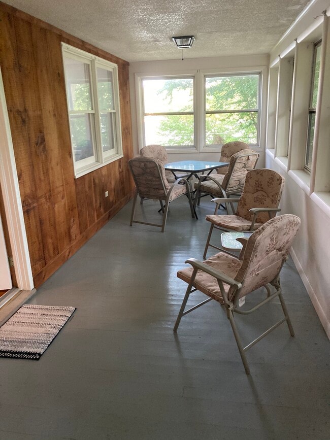 Building Photo - 126 W Shore Dr