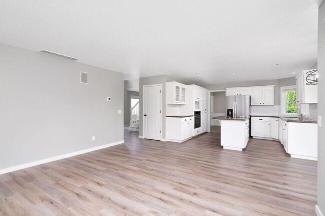 Building Photo - Stunning 4 bedroom, 2.5 bathroom home!! Must See!!