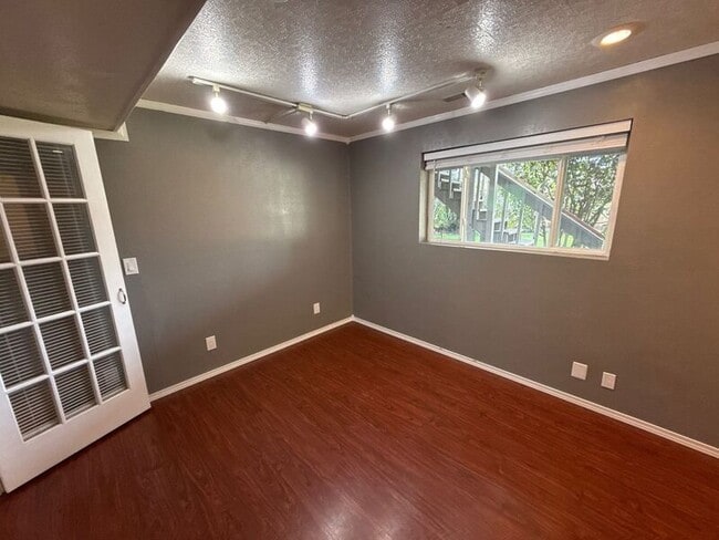 Building Photo - 869 Meadowlawn Dr SE