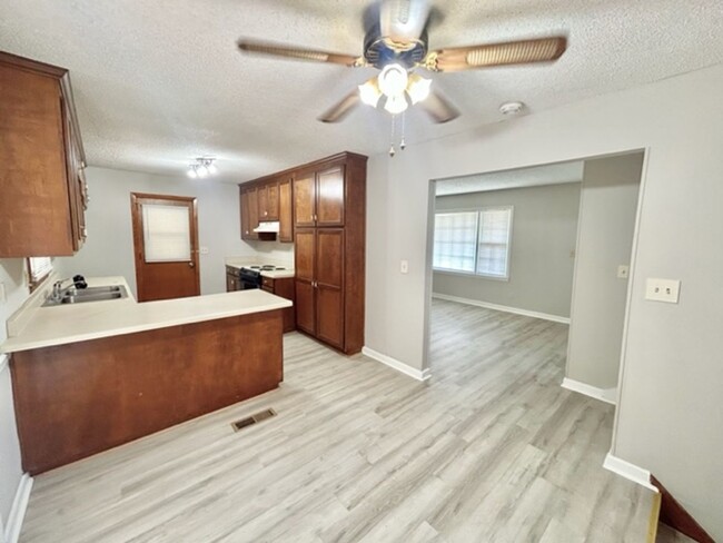Building Photo - THREE BEDROOM/TWO BATH SPACIOUS HOME - CON...