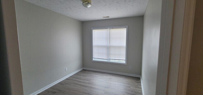 Building Photo - Beautiful 3 Bedroom home w/BONUS ROOM!!