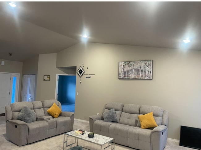 Building Photo - Spacious 3 bedroom/2 bathroom/2 car garage Ranch style home in Palmer with Soaring ceilings and m...