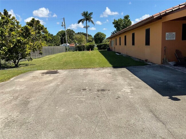 Building Photo - 12500 SW 43rd St