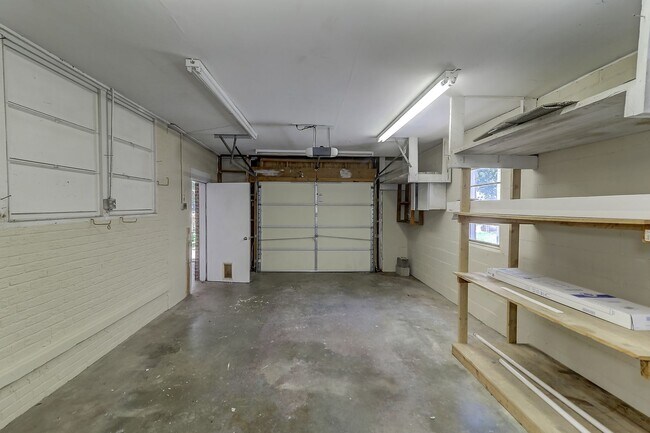 Building Photo - Renovated Brick Ranch!