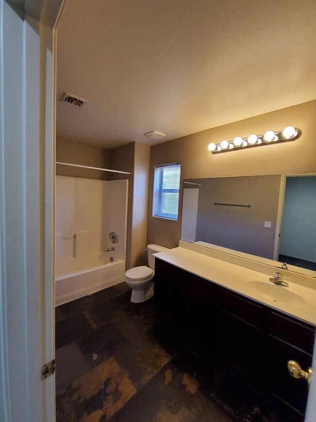 Building Photo - Newer Phoenix Home