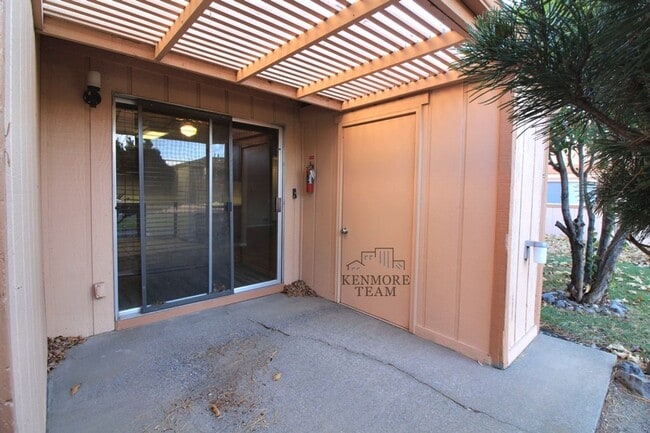 Building Photo - 2 Bedroom, 1 Bath Condo in Kennewick