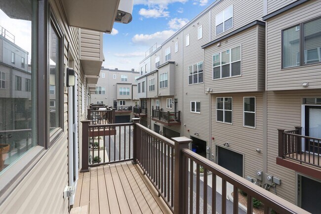 Building Photo - Luxury END-UNIT garage townhouse - 4BD/4.5BA!