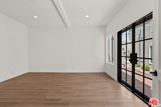 Building Photo - 1527 N Beverly Dr