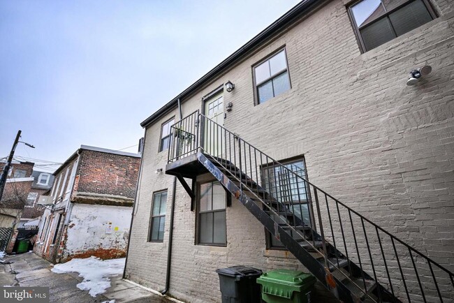 Building Photo - 907 Stiles St